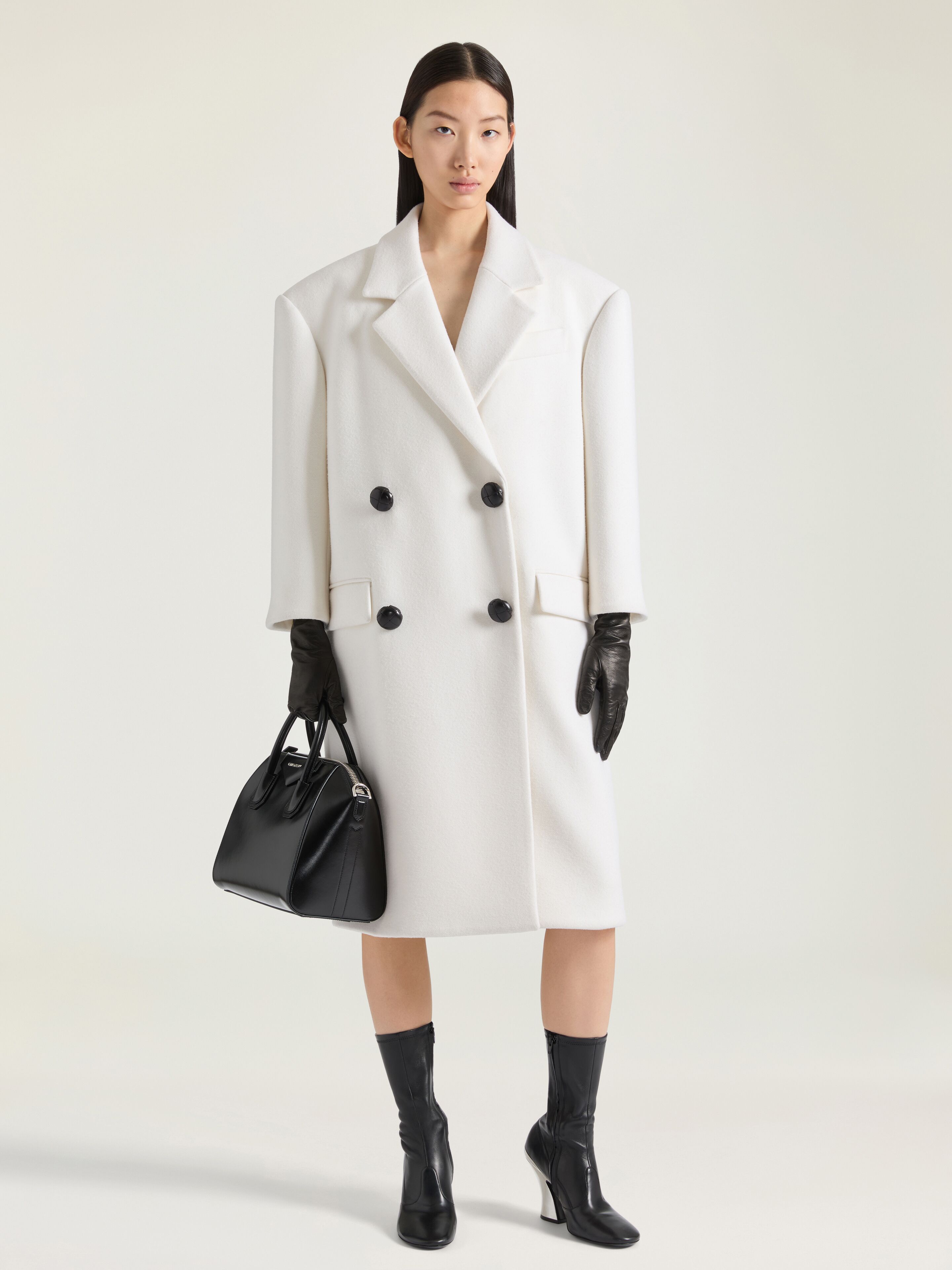 Double breasted coat in wool